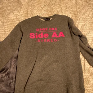 Dsquared2 tröja strl S - Tröjan är använd få antal gånger på grund av att det ej är min stil så därför säljer jag den. Pris kan diskuteras 