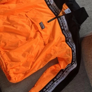 Adidas jacka  - Säljer den här fina unisex adidasjackan som är i storlek XS men väldigt oversised så skulle säga att den passar en M. Den är använd ca 2-3 gånger bara och som ny köpt kostar den ca 700 så däravpriset.
