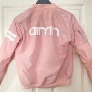 Aimn Jacka - Säljer min Aimn jacka, tunn och sval. Använts få gånger då jag inte riktigt klär mig i rosa. Kan mötas upp i Göteborg, Stenungsund eller Kungälv. Köparen står annars för frakt.✨☺️