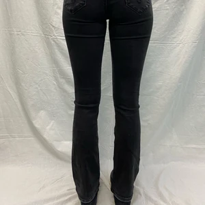 Svarta mid waist jeans - Svarta raka mid waist jeans💓💓