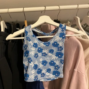 Linne från Shein - Blått blommigt halterneck-linne från Shein, aldrig använt. Sitter fint men är ganska kort i passformen. 