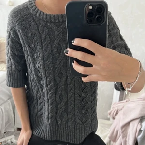 Stickad t shirt - Säljer denna populära kabelstickade t shirt ifrån zara! Köpte här på plick men aldrig använd då jag inte passade i den. Frakt 66kr 