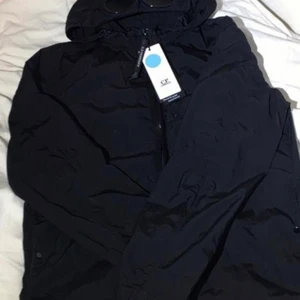 C.P Company Jacka - Säljer c.p company jacka i fint skick. Storlek Small. Köptes på season i augusti. Kvitto finns. Nypris i butik 4000kr