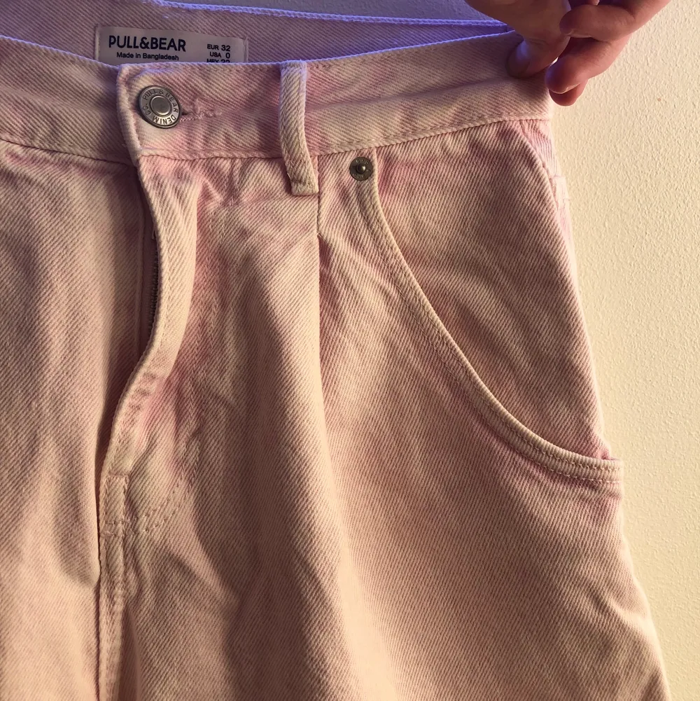 Säljer dessa rosa jeans ifrån pull&bear! Använda fåtal gånger!❤️100kr+frakt! Strl 32😊. Jeans & Byxor.
