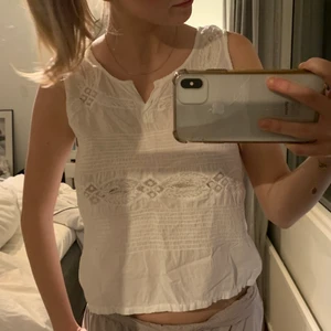 Mönstrat linne  - Jag älskar älskar älskar detta vita mönstriga linne som är köpt i Spanien😊🌴det jag älskar med linnet är att det passar att ha till typ fest med smycken men också till vardags med att par snygga jeans🙏🏼skönt och luftigt material😍😍