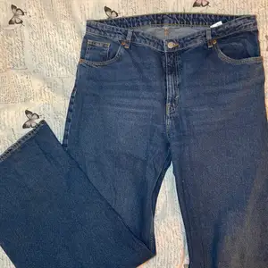 Mörkblå jeans från monki i modellen Yoko. Original pris 400kr och jag säljer för 100kr+frakt. Storlek 36.
