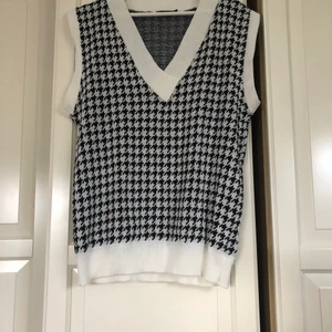 Stickad trendig väst🤍 - Stickad väst med hundtandsmönster🤍✨Plagget är endast använd en gång därav är den i nyskick💫Västen är köpt för 180kr men jag säljer den för 100kr