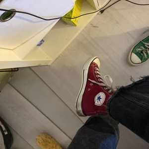 Converse - Säljer nu mina super fina vinröda converse i storlek 38💗
