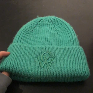 CARIN WESTER - En Carin Wester mössa jag inte använder längre , köpte den precis innan nyår men å använde den några gånger men blev sakta inte min smak, köptes för 300 kr , har kvitto , men säljer för 250 pris kan diskuteras 🙂kan fraktas