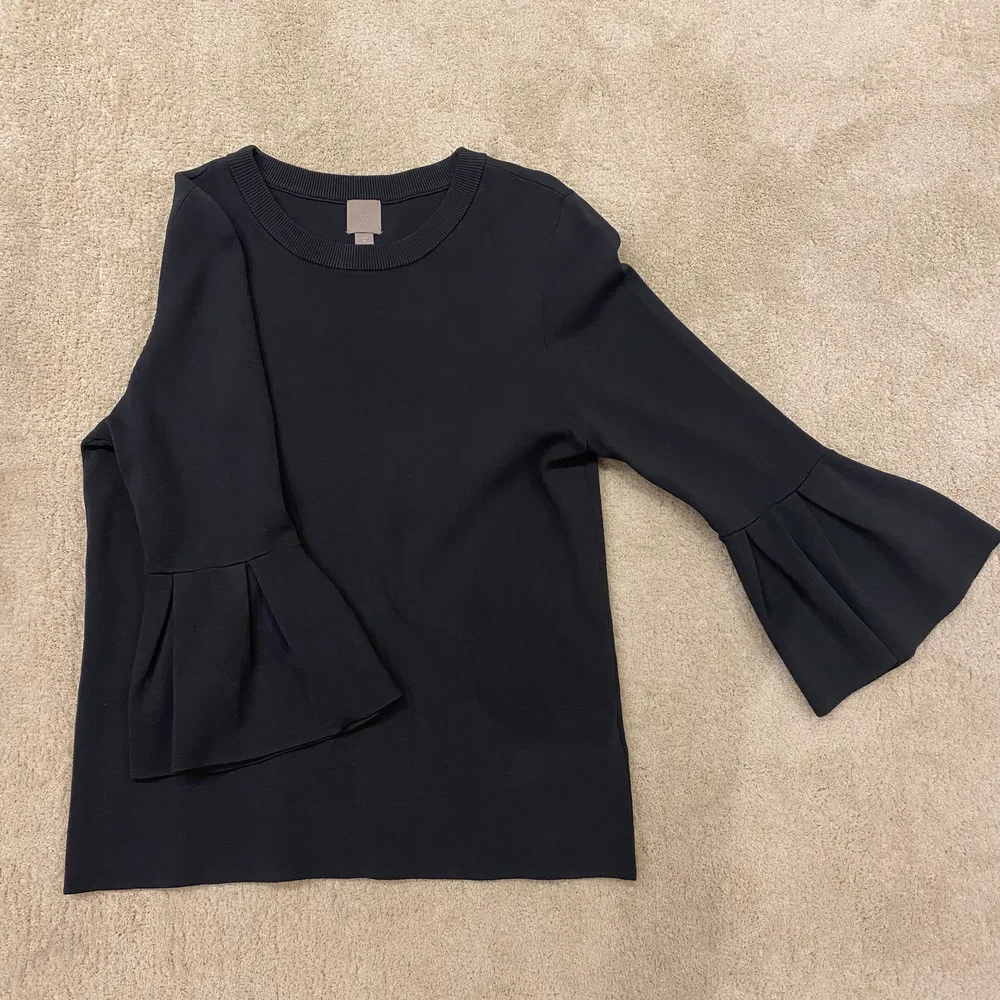 En jätte fin ”stickad” tröja från H&M i storlek M. Färgen är marin blå/grå. Stickat.