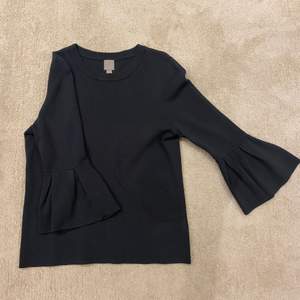 En jätte fin ”stickad” tröja från H&M i storlek M. Färgen är marin blå/grå