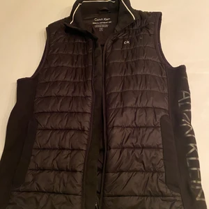 Lättvikts väst  - Bara använd en höst. Nypris 1200kr 