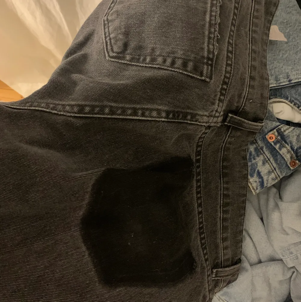 Gråa zara jeans med slit, ena fickan på baksidan är borttagen . Jeans & Byxor.