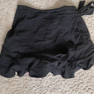 Omlottkjol - Omlottkjol, storlek L, passar mig som är en m dock lite kort💕  