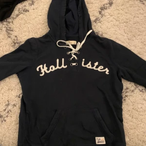Hoodie  - Hoodie från hollister! Passar en Xs-S! För frågor och mer info, skriv!🤍 