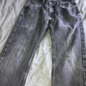 Säljer Levis byxor Strl 28/29 - Det är lite urtvättat men tycker att det gör dom snyggare pris är 250kr!