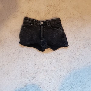 Svarta shorts från H&M. I STORLEK 146 - Super fina shorts från H&M. I storlek 10-11 år:)