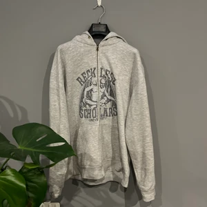 Reckless Scholars Zip hoodie strl L - Reckless Scholars Zip hoodie strl L. Köpt från Recklesscholars.com. 