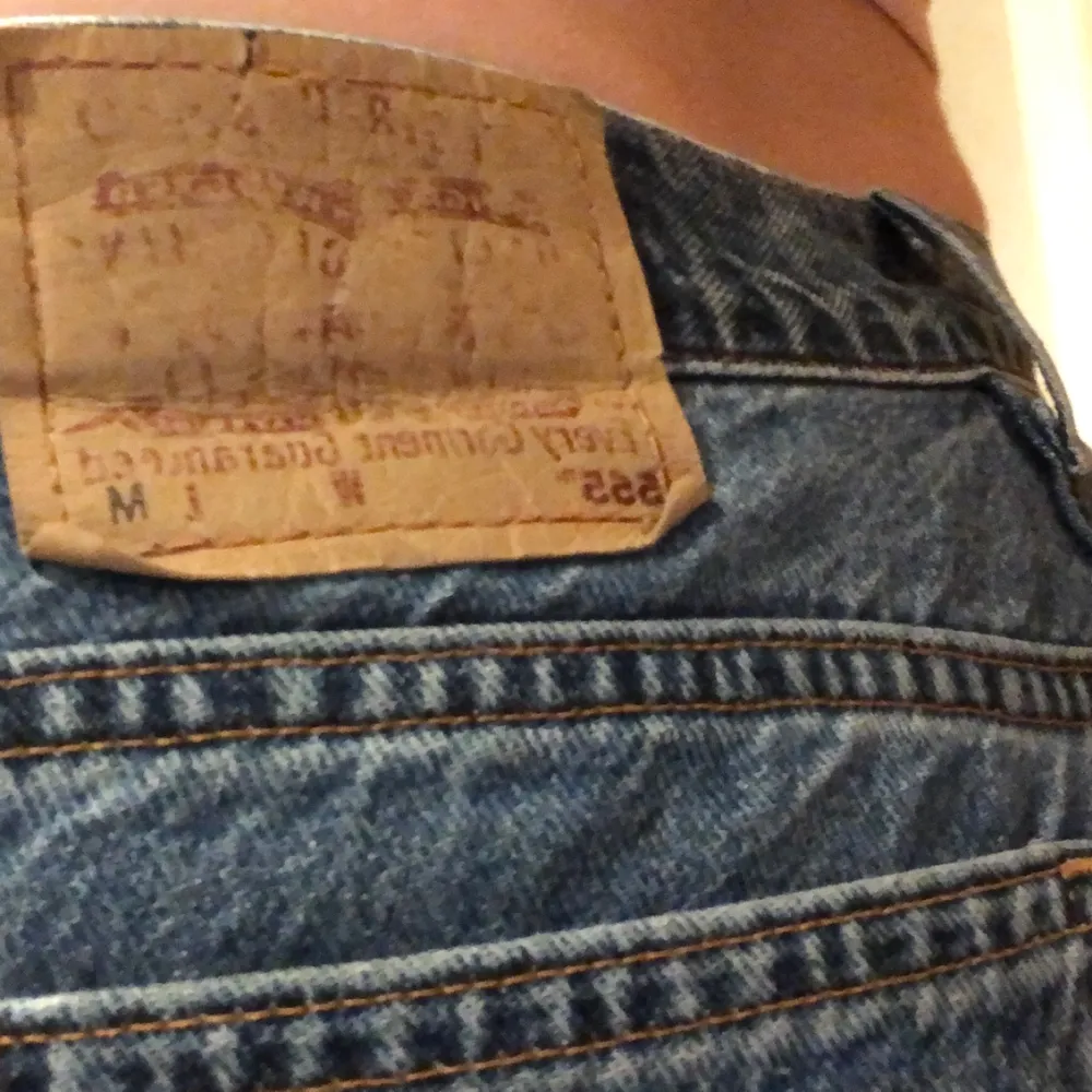Levis jeans 555’ Authentic Red Tab, i färgen jeansblå. Använda ca. 10 ggr, jeansen är midrise och modellen är rak. Jeansen är ganska korta i benen och slutar lite innan mina anklar (jag är 168) W: M. Farkut & Housut.