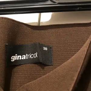 Super sköna Gina byxor i brunt som sitter väldigt fint, säljs på grund av att det är för stora. Aldrig använt så i väldigt bra skick! Byxan är strechig och har kedja på sidan. 