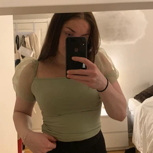 Grön topp med puffärmar  - Grön topp med puffärmar. Fint skick