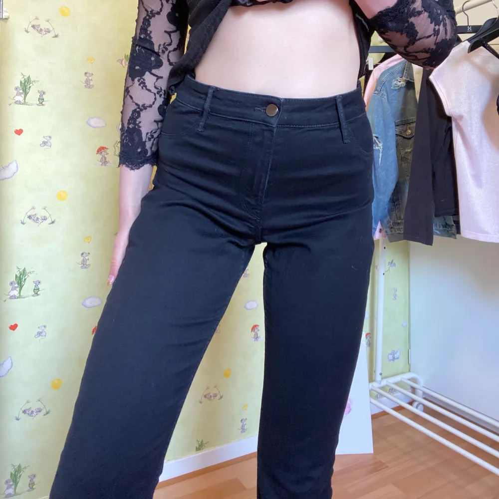 Svarta jeans som jag sytt in i midjan därav priset! (Jag är ca 172cm och har XS/S i byxor som referens) Vid köp av fler plagg kan jag fixa paket pris! :-). Jeans & Byxor.
