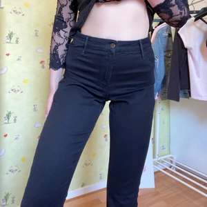 Svarta jeans - Svarta jeans som jag sytt in i midjan därav priset! (Jag är ca 172cm och har XS/S i byxor som referens) Vid köp av fler plagg kan jag fixa paket pris! :-)
