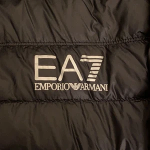 EA7 jacka - Jag säljer en helt ny EA7 jacka som jag köpte för en vecka sedan men den passa inte riktigt mig i storleken så säljer denna, den är i storleken S och den är i färg svart, qr kod finns på jackan samt går qr koden till i deras hemsida! Skulle även kunna byta mot en fin jacka, men bror på vilken jacka men hör av er i sånt fall!❤️