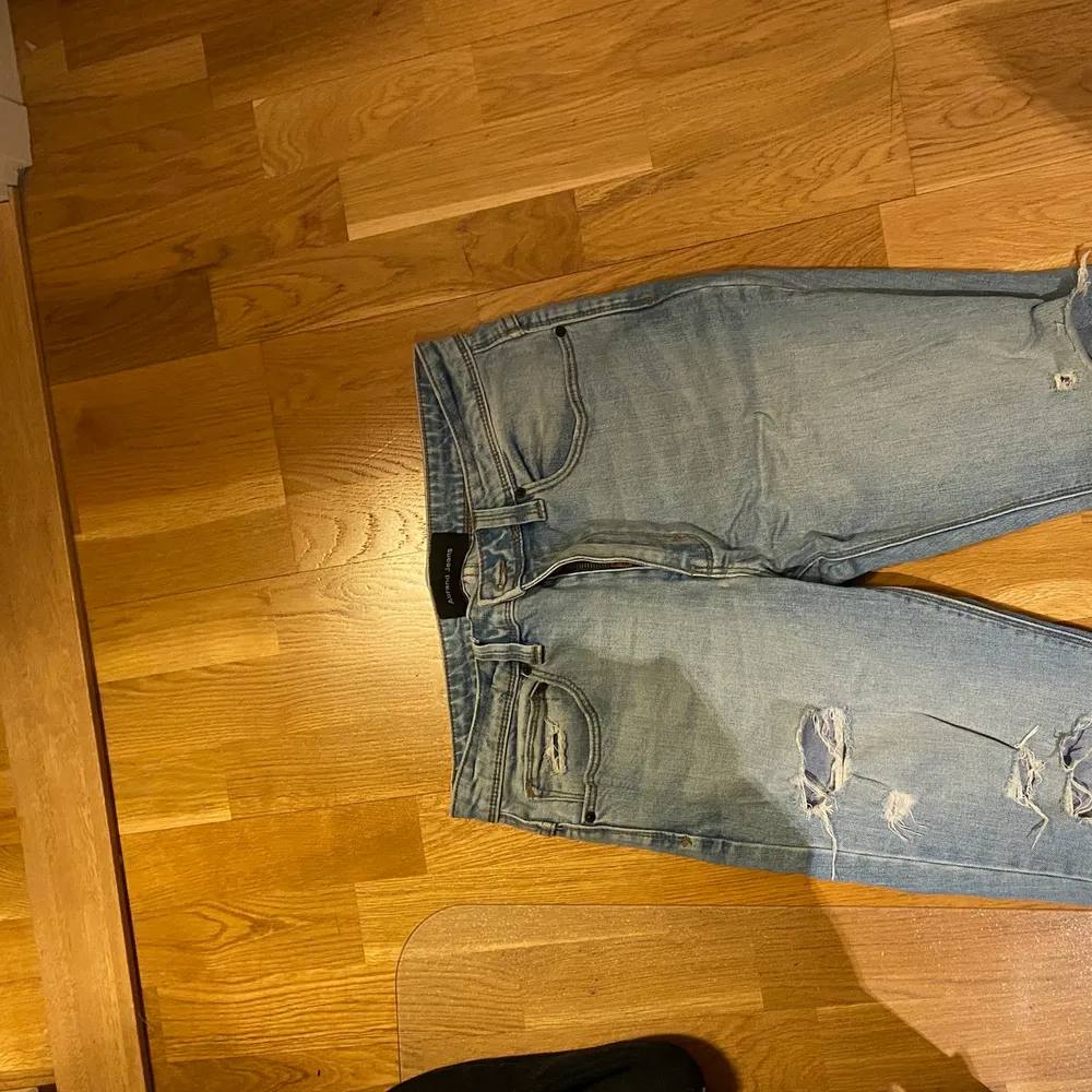 Ett par snygga jeans med slitna knän och snygga hål. De är ljusblå och fina till våren. Jeans & Byxor.