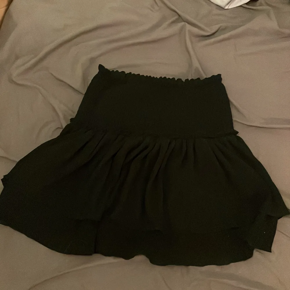 Populär svart kjol!! Köpt på na-kd för flera år sedan men inte kommit till användning 💕💕 Leverans ingår ☺️. Kjolar.