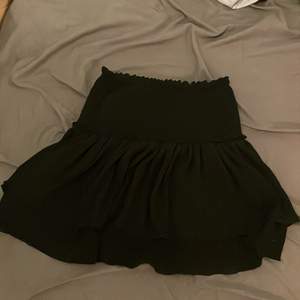 Populär svart kjol!! Köpt på na-kd för flera år sedan men inte kommit till användning 💕💕 Leverans ingår ☺️
