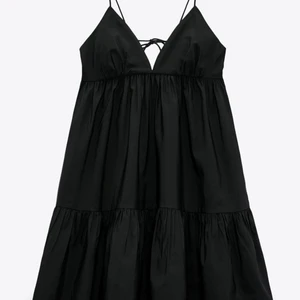 Zara klänning - Säljer min Zara klänning som också är helt slutsåld!  Helt ny och prislappen finns kvar! Storlek M men passar även en S. Skickar fler bilder vid intresse❤️‍🔥