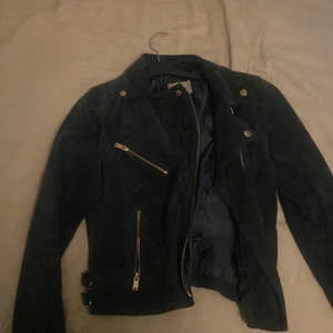 Mörkblå skinnjacka - Storlek 40, använd men fint skick