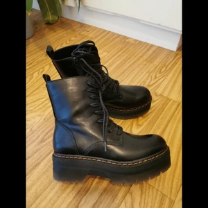 Chunky boots - Supersnygga chunky kängor med platåsula i storlek 36. Snörning fram och dragkedja på insidan. Aldrig kommit till användning, så helt nya. Nypris 599:- Köparen står för frakten, men vet inte exakt kostnad nu. 