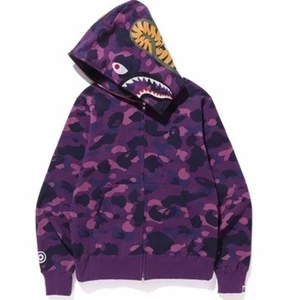 Bape hoodie purple - Säljer min bape hoodie som är nästan helt oanvänd. Den är äkta såklart! Köpt från deras originala hemsida. Nypris 4000 kr men säljer för direktpris 2000 kr. Frakt: 66 kr.