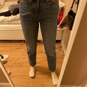 Säljer mina jeans från lager 157 då de inte kommer till användning. Jag är 166cm lång och de slutar lite ovanför fötterna. Storlek s, säljer för 100kr+frakt. Priset kan diskuteras vid snabb affär💗