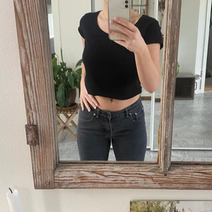 Lågmidjade jeans  - Säljer dessa as snygga lågmidjade jeans köpta secondhand💕 200kr! Storlek står inte men skulle säga 26/32