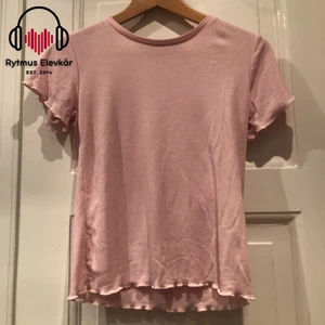 Rosa t-shirt - Rosa t-shirt i strl XS. Säljs av Rytmus Stockholms Elevkår, alla kläder som säljs har skänkts utav elever på Rytmus och de pengar som samlas in från klädinsamlingen ges oavkortat till WWF. Ta chansen och köp fina kläder second hand och bidra på samma gång till att bevara miljön!