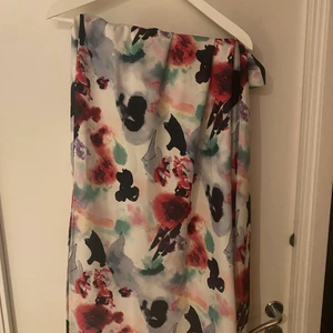 Kjol - Stl: XL. Fler färgad. Slits på höger ben. Köpare står för frakt. Nästan oanvänd. 