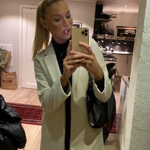 Kappa  - Säljer denna jättefina beiga kappan från Zara då jag köpt en ny. 