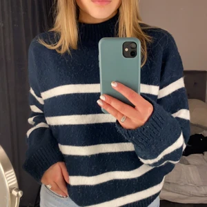 Randig stickad tröja  - Säljer denna jätte fina tröja ifrån Hm då den inte kommer lika mycket till användning längre, tröjan är lite nopprig men inget man tänker på! Skriv vid frågor 💕 många som budar köp direkt för 220+ frakt 