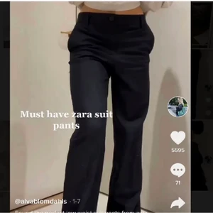 Populära Zara kostymbyxor med slits - Säljer mina eftertraktade zara kostym då de är förstora för mig, de är blåa och med slits nertill. Storlek S💖 250kr+frakt eller högst bjudande, köp direkt för 450kr+frakt! endast använda 1 gång