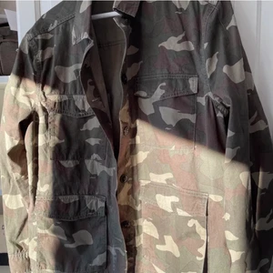 Camo jacka  - Super trendig camo jacka köpt på hm för ett år sen, nästan aldrig andvänd så har bara hängt i garderoben. Lånade bilder men kan skicka egna bilder privat. Super snygg jacka till våren 💛