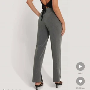 Gråa kostymbyxor från NAKD - snygga gråa kostymbyxor från NAKD som är sparsamt använda, men som inte längre kommer till användning alls!💘