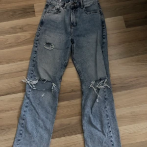Jeans - Jeansen har en straight fit och sitter helt perfekt. Det är en fläck på bakficka som har blekts i tvätten så inge smuts🥰