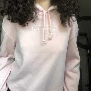 En rosa kort hoodie från hm i storlek xs. Använd ett fåtal gånger. Köpt för 150kr, säljer för 70kr + frakt. Köparen står för frakten.