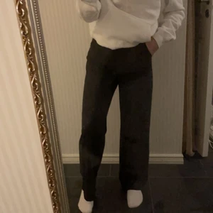 Kostymbyxor  - Svarta helt vanliga kostym byxor!🖤 änvänt få gånger , jag är 160cm och dem sitter perfekt i längden!