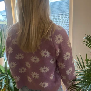 Stickad tröja Zara  - Säljer denna superfina stickade tröja från Zara. Säljer då jag endast använt den en gång💜 Priset + frakt! 