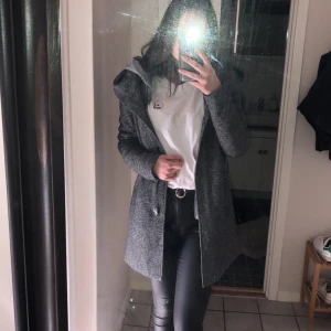 Mörkgrå kappa från only i storlek S - Mörkgrå kappa från Only i storlek S som knappt är använd. Köpt för 479, mitt pris 150.