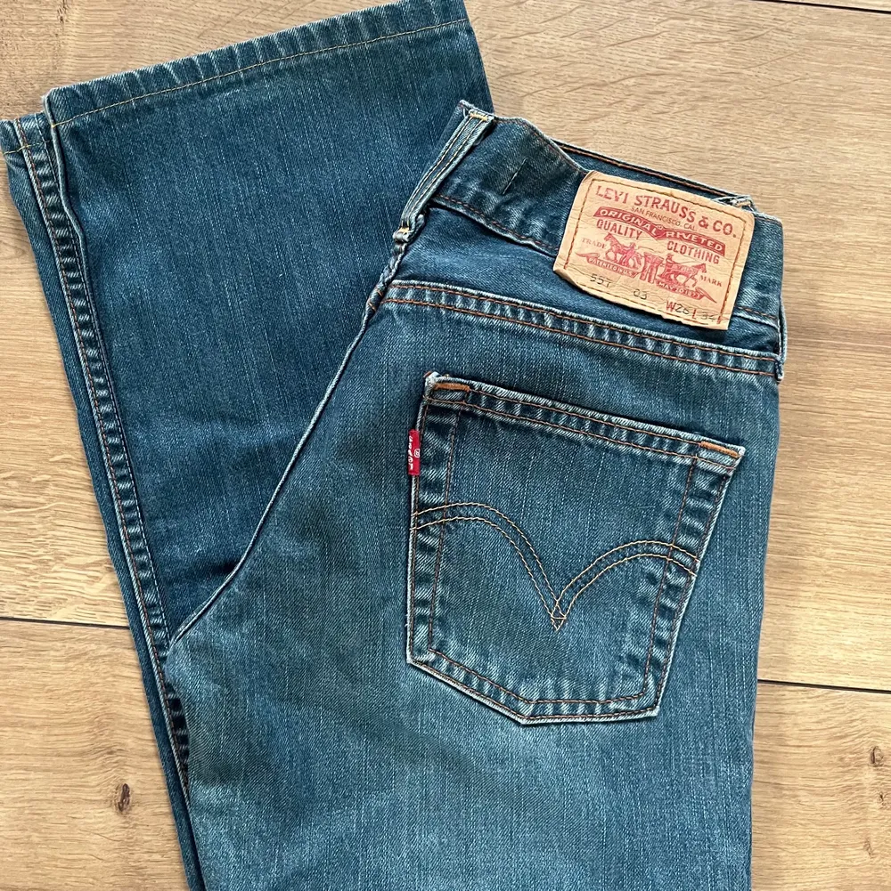 Levis jeans i modellen ”Eve square-cut straight” som är lite uppsydda nertill. Har du någon fråga eller är intresserad så skriv till mig!<3. Jeans & Byxor.